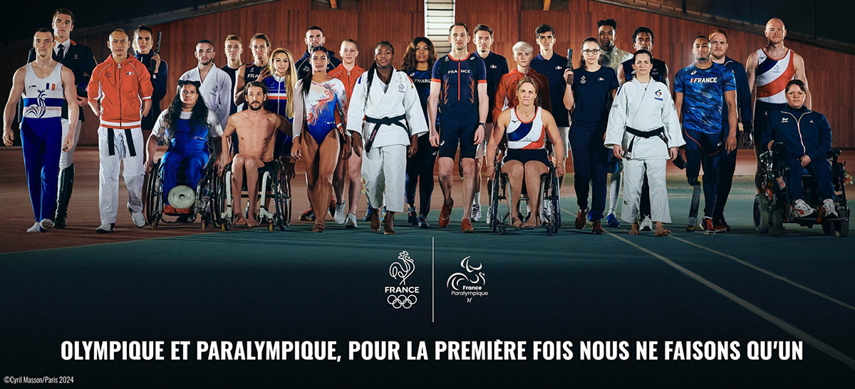 Photo de l’équipe de France olympique et paralympique avec 28 athlètes hommes et femmes réunis et un titre : « Olympique et Paralympique, pour la première fois nous ne faisons qu’un »