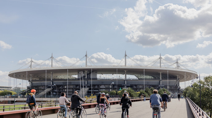 Groupe de cyclistes sur vélo face au Stade de France - Alex Bonnemaison pour Plaine Commune