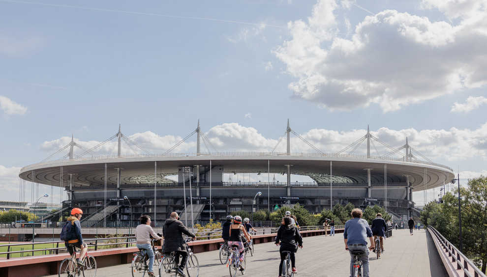 Groupe de cyclistes sur vélo face au Stade de France - Alex Bonnemaison pour Plaine Commune